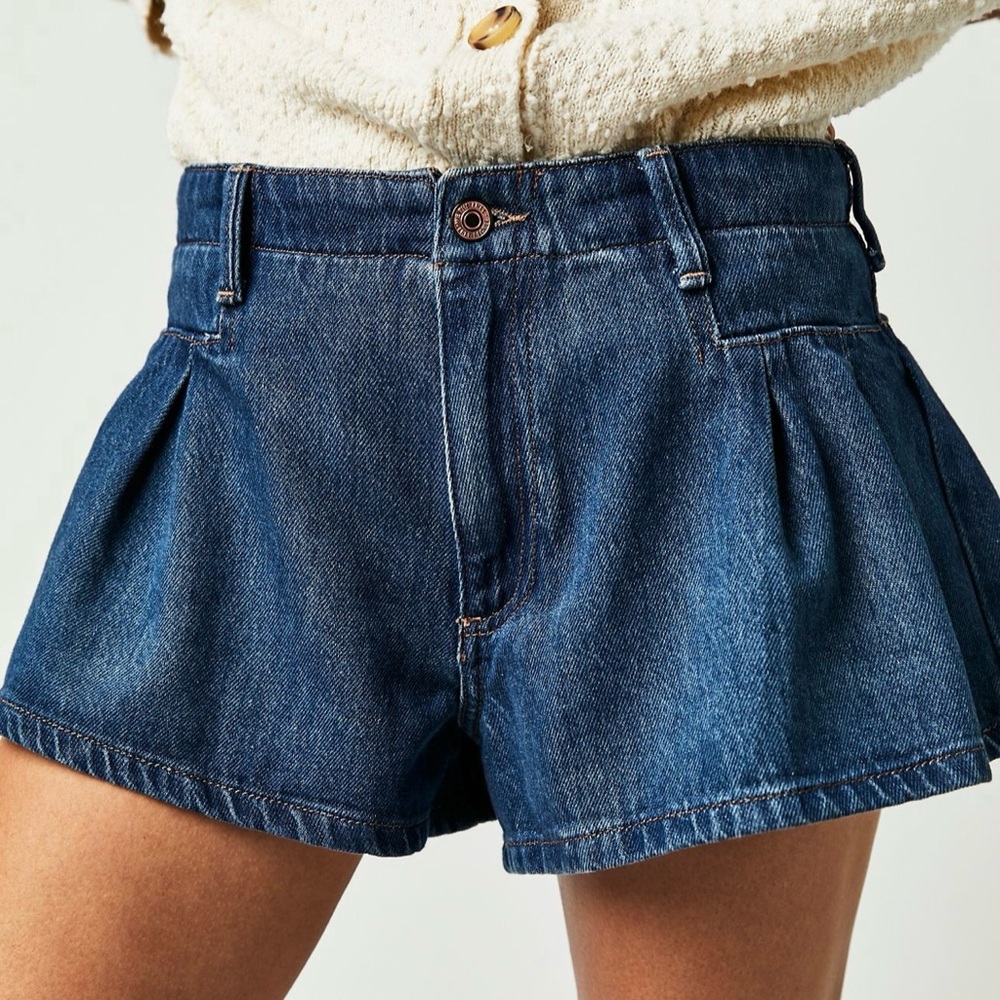 Free People Blue Bell Low-Rise Pleated Shorts Size 27 excellent use condition